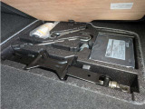 応急パンク修理キット・車載工具。