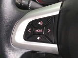 ステアリングには運転中でも簡単に操作できる各種スイッチついてます