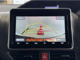 バックガイドモニター付きです。車の後方に小型カメラが付いており、バックする際の後方の様子をモニター上に表示します。