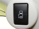 片側電動スライドドアのスイッチ付です。車内からもスイッチひとつで楽にドアの開閉が可能です。電動なので開閉時に力を使う必要がなく、半ドアになることもありません!