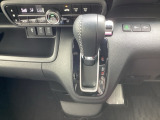 どのポジションにもワンアクションで操作できるインパネシフトに、パーキングブレーキはフットブレーキタイプです。