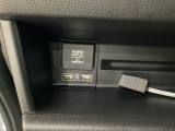 助手席前には横長のトレーとアクセサリーソケットがついています。その下に充電可能なUSB端子が2個ついていますので、手前のトレーにスマートフォンを置いて移動中でも充電できるので便利です。