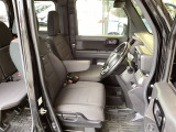 自然な姿勢を保ち、体への負担をやわらげる運転席シートです!また、スムーズに乗り降りしやすいシート高なので快適です!