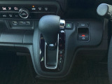 足元スッキリ、インパネシフトです。パーキングブレーキは電子制御パーキングブレーキタイプなので、運転席と助手席の間がスッキリしています。