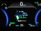 ディスプレイには、平均燃費、外気温、航続可能距離などの情報が表示されます。