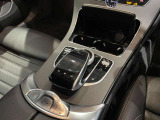運転中にハンドルから手を離したり前方から目を逸らしたりすることなく、安全に各機能を操作する事ができます。