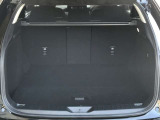 【広々トランクルーム】車体に対してスペースは広めに作ってあります。また、背もたれを倒すとより多くの荷物を乗せることができます。