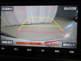 バックに入れると車両後方をナビ画面に表示!予測進路をガイド線で表示するのでバックの車庫入れも安心!