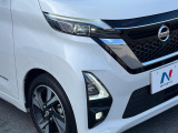 【LEDヘッドライト】悪天候や夜間走行時も良好な視界を確保し安心して運転できる高輝度LEDヘッドライトを装備!点灯速度が早く、消費電力も抑えられています。