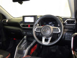 運転の際、常に目にする部分だけにシックで飽きのこないデザインが良いですね。