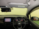 ドライバー目線で、使いやすく安全操作性と良好な視界を実現した運転席です。