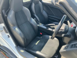 操作性に優れた運転席となります!小物入れや各ボタンの配置にこだわり、使いやすいです!座り心地もよく視認性も良好なのでロングドライブもお任せ下さい!