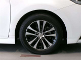純正のアルミホイール装着車です。タイヤサイズは205/60R16です。