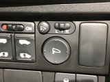 狭い駐車場で便利な電動格納ドアミラーが付いています。