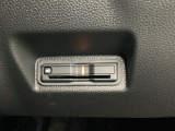 ハンドルの左下にETCがついています。高速道路の料金所の通過も楽々です!。 カードの取り出しもしやすい場所についています。