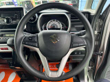 毎日触れるハンドル部分はこちら。運転手を守るエアバックも装備しているので、安心してお乗りいただけます。