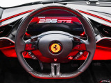 LED付カーボンファイバー製ステアリングホイールはシフトタイミングをLEDで表示し、F1マシンのような感覚でドライビングを楽しめます。