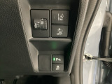 ハンドルの右側にはヘッドライトレベライザーとHondaセンシング用のメインスイッチがついています。ヘッドライトレベライザーは道路状況や積荷の加重に応じてライトの高さを調節できます。