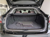 とても広々、大きな開口部の荷室スペースですね。 開口部広々だから、大きな荷物も楽々収納出来ちゃいますね。 荷物スペースは広いほうがいいですよね。