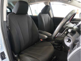 【清潔感のある運転席&助手席】隅々までクリーニングの行き届いた運転席&助手席。目立ったシミや汚れ等もございません。快適なドライブをどうぞ。
