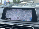 マットブラックにホワイトのLIBERALAのロゴの建物と看板が目印です。