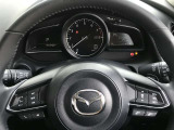 【マツダ・レーダー・クルーズ・コントロール (MRCC)】運転者がアクセルやブレーキを踏まなくても設定した速度での定速走行や先行車との車間距離を一定に保つ追従走行により、運転者の負担を軽減するシステムです。