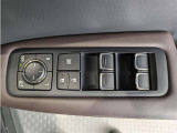 パワーウィンドウのスイッチですよ。 運転席に居ながら窓を開け閉めのコントロールできますよ。 ロック機能で、子供がイタズラして窓を開けるという事も無くなりますよ。