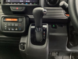 運転席周辺のスマートなレイアウトが、操作のしやすさを実現。快適なドライブをサポートします。パーキングブレーキはフットブレーキタイプです。