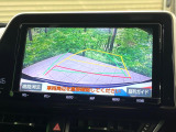 【バックカメラ】駐車時に後方がリアルタイム映像で確認できます。大型商業施設や立体駐車場での駐車時や、夜間のバック時に大活躍!運転スキルに関わらず、今や必須となった装備のひとつです!