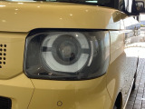 LEDヘッドライトは、点灯の瞬間から最大光量を発揮し、突然暗くなるトンネルなどでの安定感を高めます。