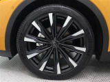 21インチアルミホイール(切削光輝+ブラック塗装)を装着しています。タイヤサイズ225/45R21