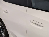 【デザインとの融合】BMWデザイナーが創り出したボディデザインを損なう事のない様に配置とデザインに拘っています。ドアノブについてもBMWの拘りに妥協はありません。