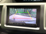 【バックカメラ】駐車時に後方がリアルタイム映像で確認できます。大型商業施設や立体駐車場での駐車時や、夜間のバック時に大活躍!運転スキルに関わらず、今や必須となった装備のひとつです!
