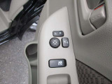 電動格納式ミラーなので、対向車などとのすれ違い時にも便利です。