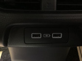 2つのUSBチャージャー付きです。