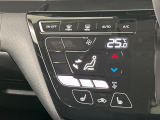 【オートエアコン】一度お好みの温度に設定すれば、車内の温度を検知し風量や温度を自動で調整。暑い…寒い…と何度もスイッチ操作をする必要はありません。快適な車内空間には必須の機能ですね♪