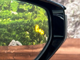 【ブラインドスポットモニター】走行中、ドアミラーの死角になりやすい箇所に後続車が接近するとサイドミラーのレンズに警告を表示!ドライバーに注意喚起をしてくれます。