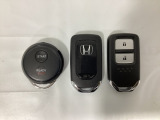 スマートキーを装備しています。鍵を差し込むことなくドアロックの開け閉めと、スタートボタン操作でのエンジンスタートができます。加えて、純正リモコンエンジンスターター用の操作キーもついています。