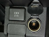 充電用USBジャックも付いて、携帯やオーディオ機器などの充電ができます。