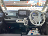 シンプルで実用的なデザインのセンターメーターインパネ。インパネシフト、フットブレーキで足元広々。