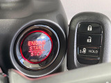 【Hondaスマートキー】カバンやポケットに入れたままでもドアの施錠・解錠が可能なスマートキーを装備。エンジンのオン・オフ時もカギを取り出す必要が無いからとっても便利です♪