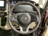ハンドルにHondaセンシング系のクルーズコントロールやレーンキープアシストなどのスイッチと、オーディオの操作スイッチが装備されています。ハンドルから手を離さず安全に操作できます。