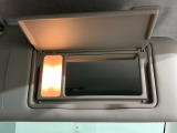 バニティーミラーが付いています。女性にうれしい装備ですね!