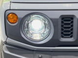 【LEDヘッドライト】悪天候や夜間走行時も良好な視界を確保し安心して運転できる高輝度LEDヘッドライトを装備!点灯速度が早く、消費電力も抑えられています。