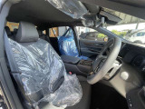 運転席の画像です。十分なスペースがあり、ゆったりした状態で運転していただけます♪
