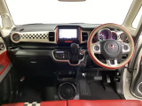 車内は光触媒抗菌消臭施工済です。スタイリッシュなデザインでスポーティなインパネ周りを演出します。グローブボックスやカップホルダーのほかにトレーなどたくさんの収納スペースが付いています。