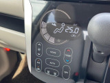 【オートエアコン】一度お好みの温度に設定すれば、車内の温度を検知し風量や温度を自動で調整。暑い…寒い…と何度もスイッチ操作をする必要はありません。快適な車内空間には必須の機能ですね♪