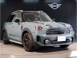 MINIのフロントグリルのデザインはイギリスで生まれた当初から、シルバーのサイドバーが折り重なった伝統的なデザインで御座います。その伝統はBMWのお車になってからでも少しずつ形を変えて守られております