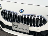 左右のキドニー・グリルの中心にはBMWのエンブレムが鎮座し、個性を放つデザイン性を兼ね備えました。