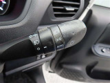 スイッチをオートに設定しておけば、車外の明るさに応じて自動的にヘッドランプを点灯・消灯します。夕暮れ時やトンネルの続く山道などを走行する時に便利なコンライトを装備しています。